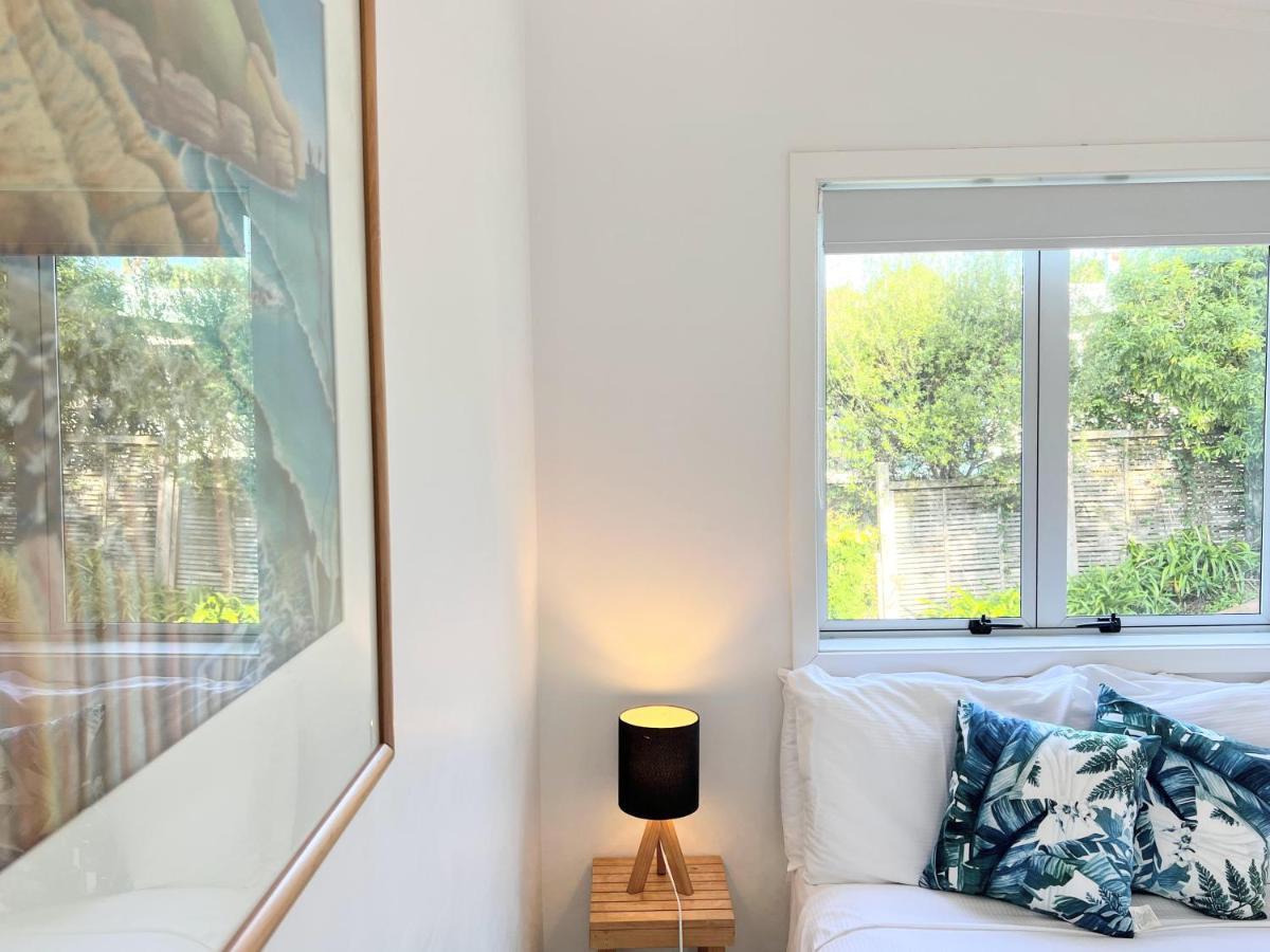 Tiri Cottage - Sea Views In Oneroa By Waiheke Unlimited Waiheke Island Kültér fotó