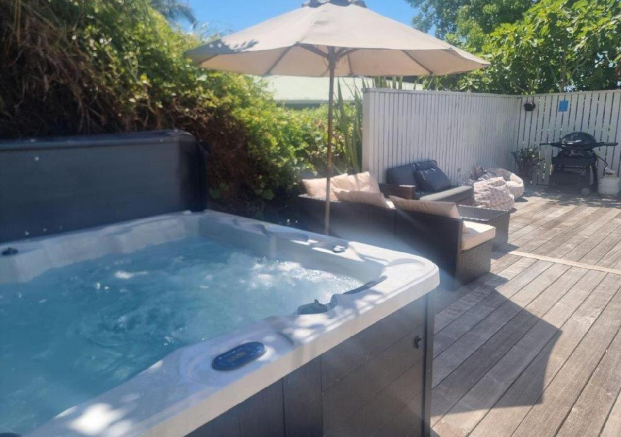 Tiri Cottage - Sea Views In Oneroa By Waiheke Unlimited Waiheke Island Kültér fotó